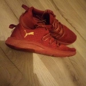 Womans size 6 Puma shoes